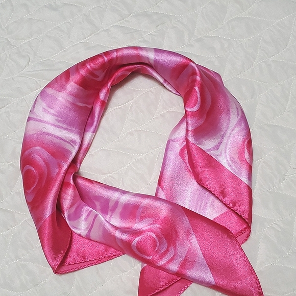 Cute rose scarf - Picture 2 of 3